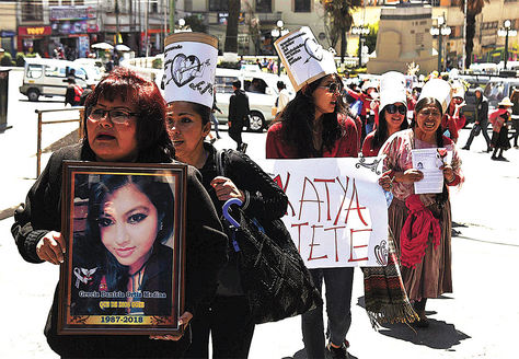 La Paz. Marcha de familiares de víctimas de feminicidio, ayer.