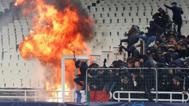 UEFA abre procedimientos disciplinarios por los incidentes en el AEK vs. Ajax UEFA abre procedimientos disciplinarios por los incidentes en el AEK vs. Ajax