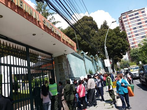 Electores forman una fila en puertas del TSE para renunciar o anular la militancia trucha.