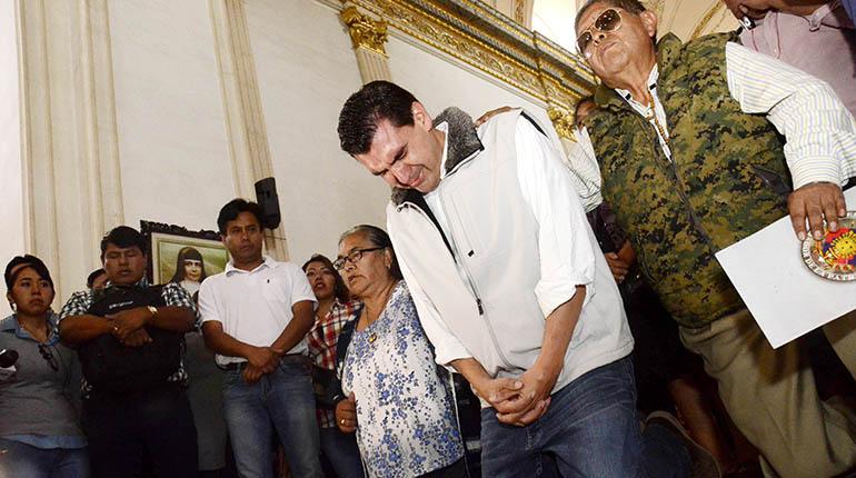 El alcalde José Maria Leyes, de rodillas y con lágrimas, reza frente al altar del Cristo crucificado en la catedral, tras recobrar su libertad, ayer. | José Rocha