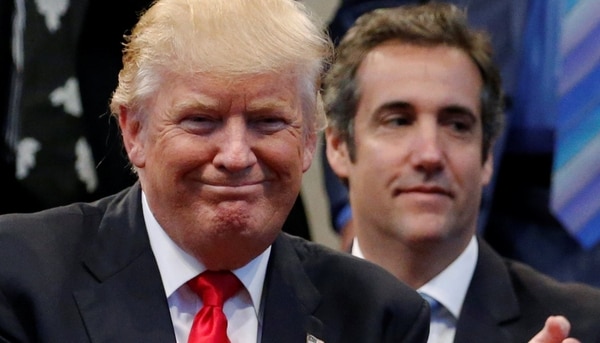Donald Trump, flanqueado por su ex abogado en un evento de campaña (Reuters)