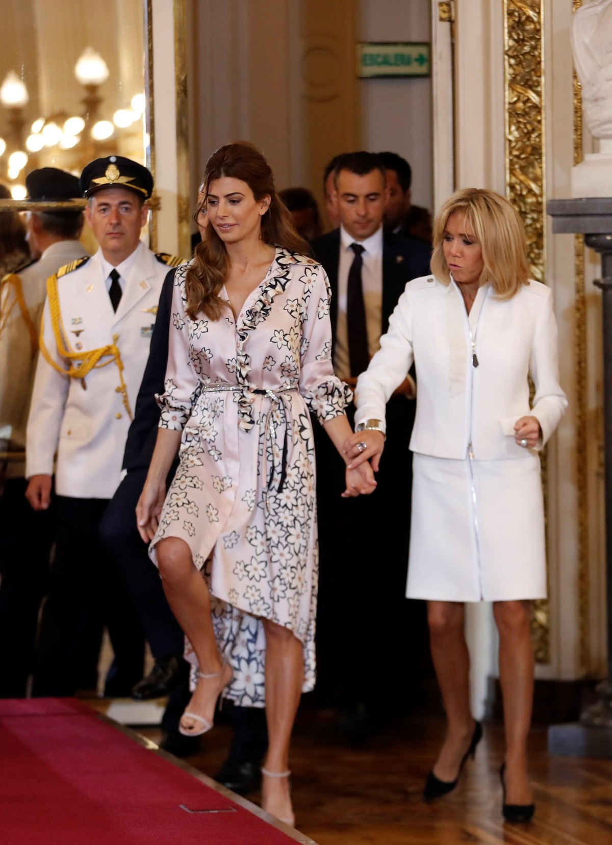 Juliana Awada, con un vestido tipo portafolio floreado y Brigitte Macron, con un traje blanco, en la primera reunión de la cumbre del G20 (EFE/Juan Ignacio Roncoroni).