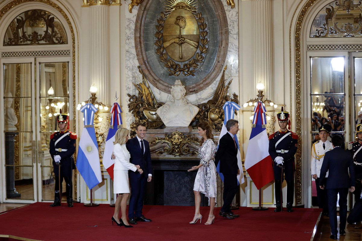 El outfit de Juliana Awada, un vestido floreado y en tonos pasteles, le dio una imagen fresca y adecuada para su estilo (AP Photo/Natacha Pisarenko).