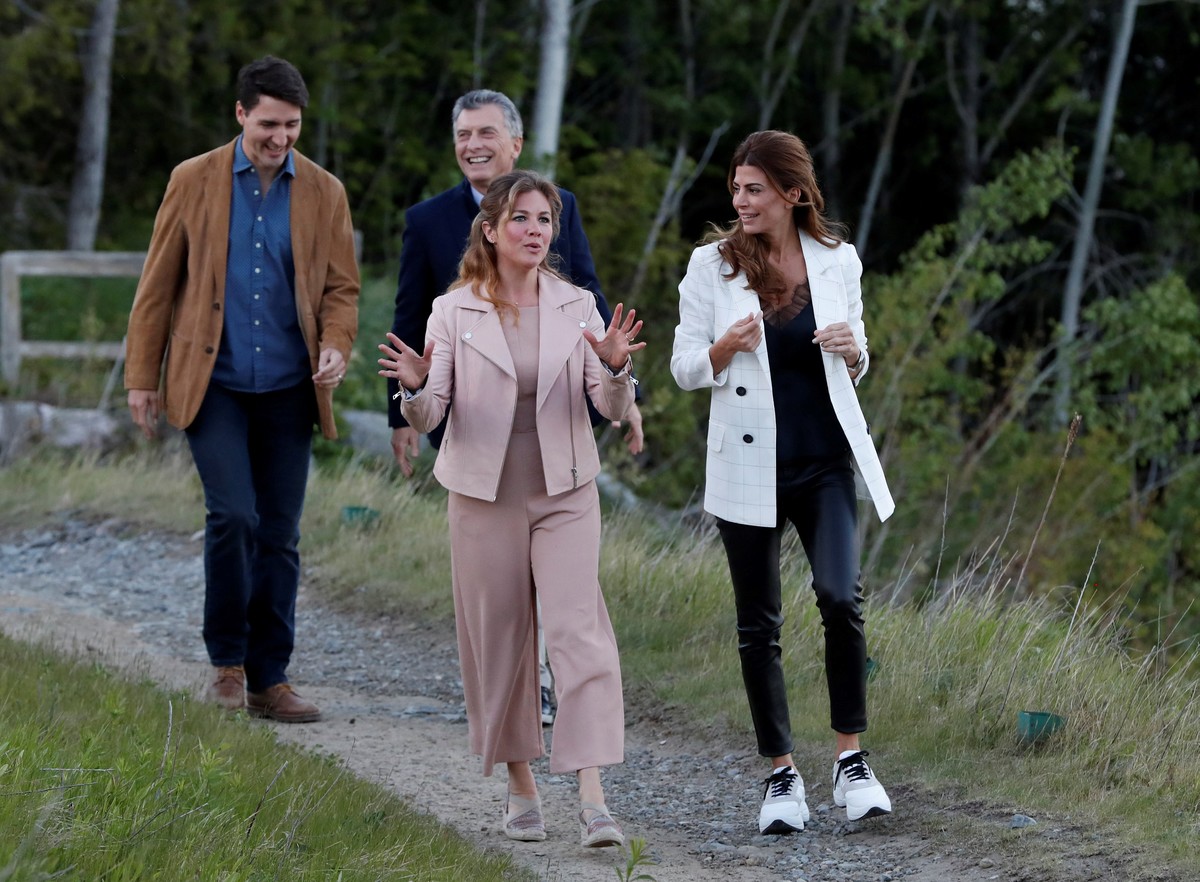 Con la primera dama canadiense, Sophie Gregoire Trudeau, Awada mostró un conjunto informal e impecable (REUTERS).
