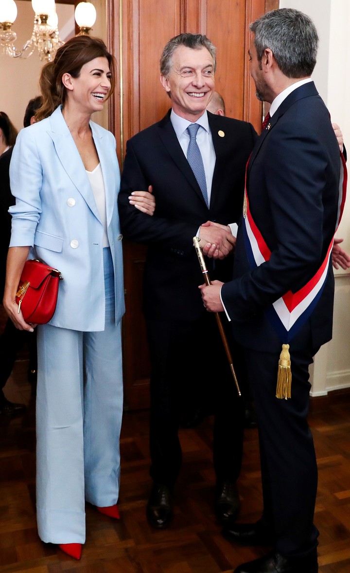 Traje celeste y clutch rojo, una combiación única y más que acertada (AFP).