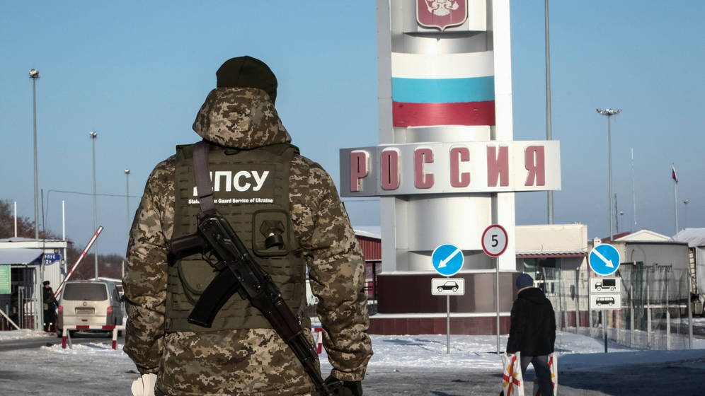 Foto: Un miembro de la Guardia de Fronteras de Ucrania en la frontera con Rusia, en la región de Jarkov, el 28 de noviembre de 2018. (Reuters)