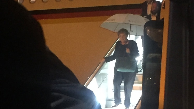 Merkel descendiendo del avión oficial