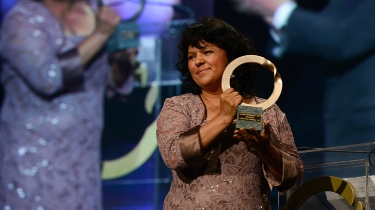 Berta Isabel Cáceres Flores fue una líder indígena lenca, feminista​ y ambientalista hondureña (Goldman Environmental Prize)