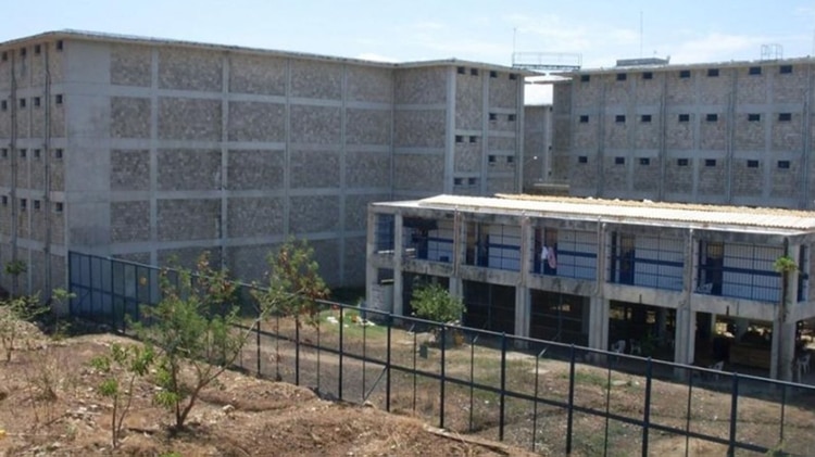 La cárcel La Tramacúa está bordeada por una pared de 50 metros de alto y 5 de ancho, enmallada