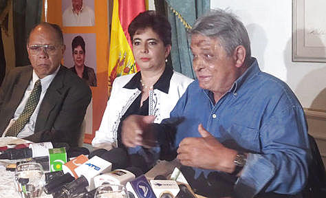 Los candidatos del PDC a las primarias: el exmandatario Jaime Paz Zamora y la abogada Paola Barriga, hoy durante una conferencia de prensa.