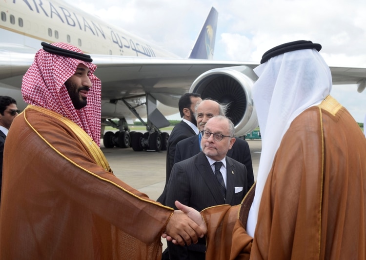 El príncipe heredero de Arabia Saudita Mohammed Bin Salman y el canciller argentino Jorge Faurie en el aeropuerto de Buenos Aires (G20 Argentina via REUTERS)
