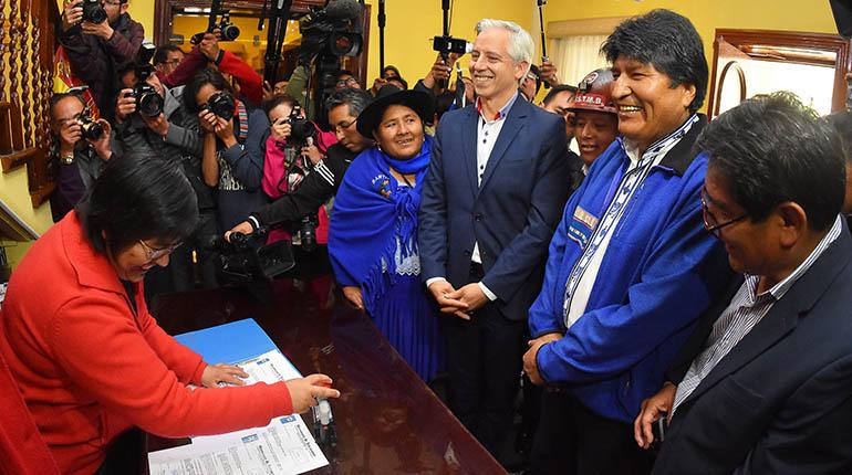 La dupla oficialista, Evo Morales-Álvaro García, el miércoles en el TSE. | APG
