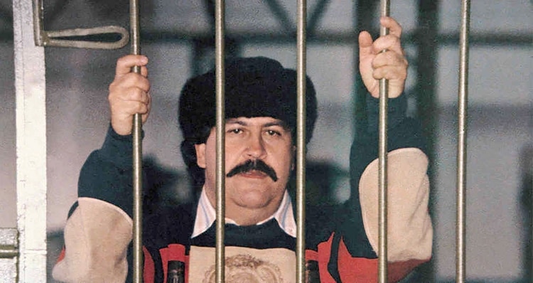 La única foto que se tiene de Pablo Escobar,cabecilla del Cartel de Medellín, durante su reclusión en la cárcel de La Catedral, de Envigado.
