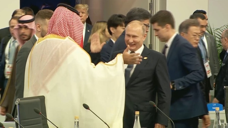 Mohamed bin Salman y Vladimir Putin sonríen y chocan sus manos en un particular saludo que hizo hablar al mundo