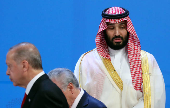 El presidente turco Recep Tayyip Erdogan pasa por delante de Mohamed Bin Salman sin mirarle. (Reuters)