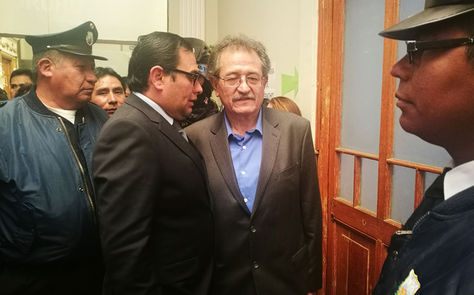 Bazán (c) y su retorno a la Alcaldía orureña. Pasó el miércoles.