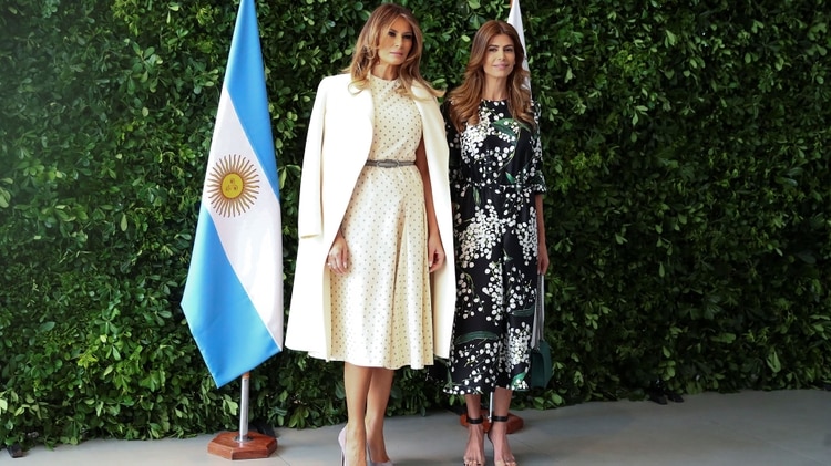 Definitivamente, Juliana Awada y Melania Trump fueron las dos primeras damas más elegantes del G20. En la foto juntas en el Malba antes de comenzar un reunión de mujeres líderes. (Reuters)