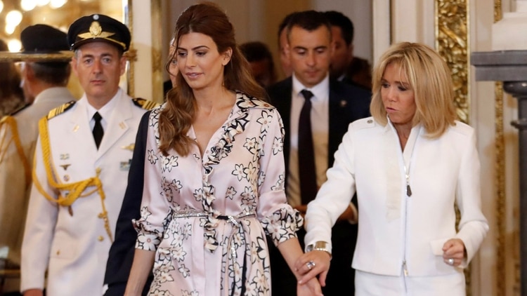 Awada el día que recibió a Brigitte Macron con un chemise de seda natural de Bomparola. (EFE)