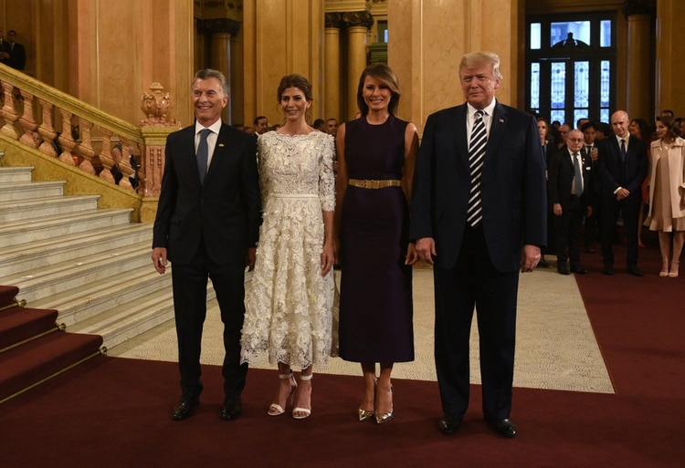 El Presidente Mauricio Macri y la Primera Dama, Juliana Awada, reciben al presidente de los Estados Unidos, Donald Trump, y a su mujer Melania en un magnífico púrpura.
