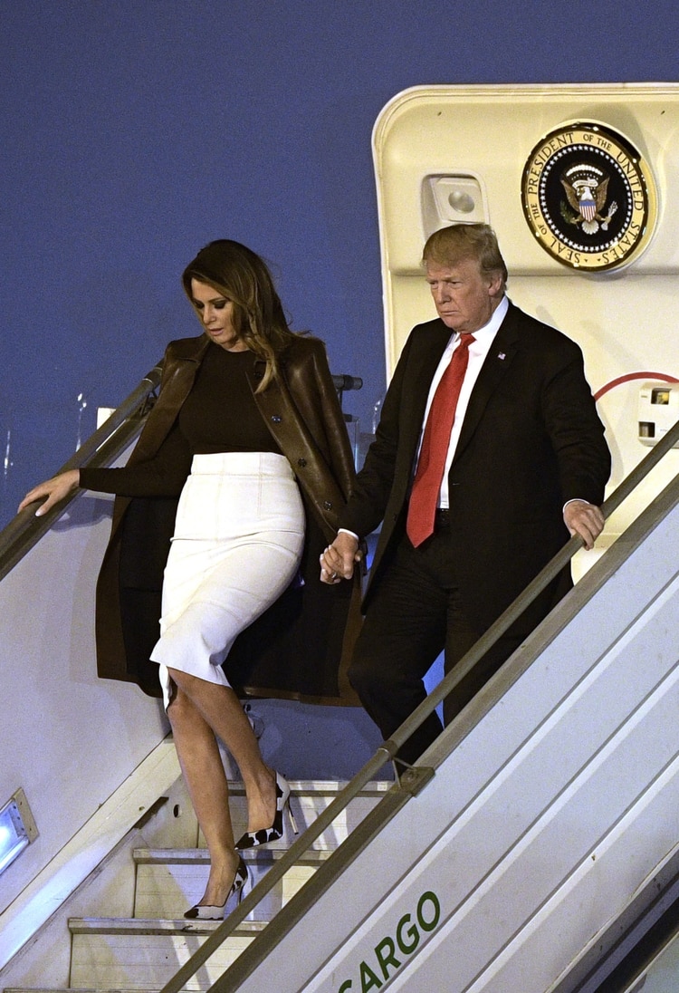 Impecable siempre. Así llegó Melania a Buenos Aires de la mano de Donald Trump. Estilo total para bajar las escalinatas del Air Force con stilettos. (AFP)