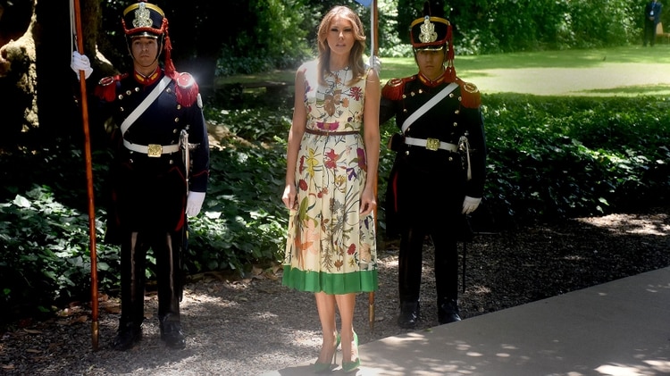 Melania Trump estuvo presente en Villa Ocampo con vestido de seda estampado de flores y zapatos verdes al tono. (Nicolás Stulberg)