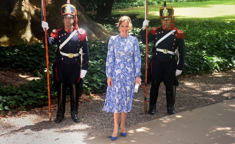 La esposa del primer ministro de Canadá, Justin Trudeau eligió un vestido estampado en azul y blanco con zapatos cerrados en azul eléctrico.