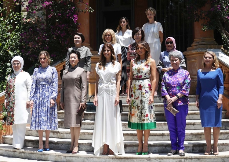En primera fila junto a Juliana y a la mujer del primer ministro de Cánada Sophie Trudeau se ubica Liyuan Peng con un vestido gris con tonalidad peltre.