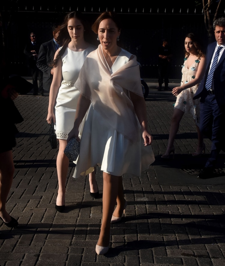 La gobernadora de la provincia de Buenos Aires, María Eugenia Vidal junto a su hija Camila. Ambas muy distinguidas en la gala del Colón. Ambas lucieron vestidos a la rodilla. Vidal con un diseño escote V sin mangas y como complemento un chal de organza, stilettos de gamuza rosa y clutch de piedras brillantes