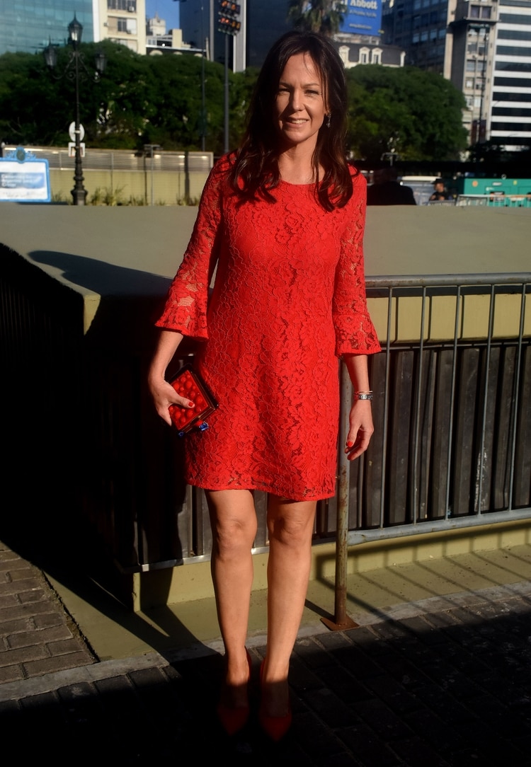 La ministra de Desarrollo Social, Carolina Stanley se animó a otro gran color de la temporada, el total red. Eleigió un vestido de encaje sobre la rodilla con mangas 3/4. Complementó su look con stilettos en punta y clutch de acrílico a tono