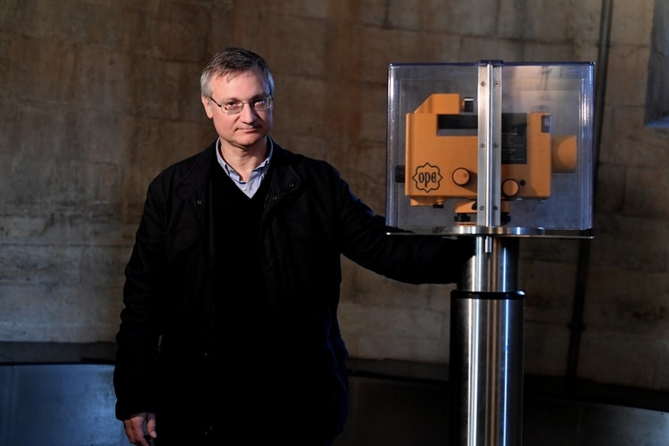 Squeglia posa junto a un aparato de medición (AFP)