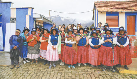 Ejemplo. Las cholitas posan con los visitantes a quienes guiaron en la ruta turística. Foto: Megan Hancock/CECI