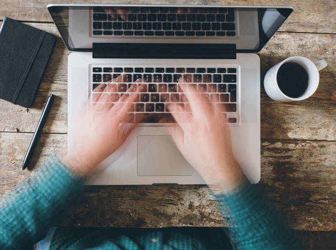 Todo el día a cuestas con el e-mail. (iStock)
