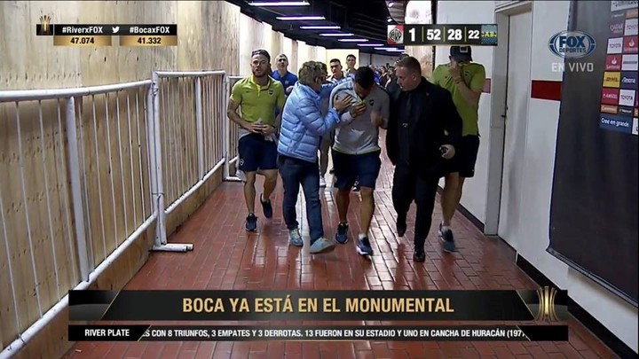 Carlos Tevez, en los pasillos del Monumental, afectado por los gases. (Foto: Imagen TV).