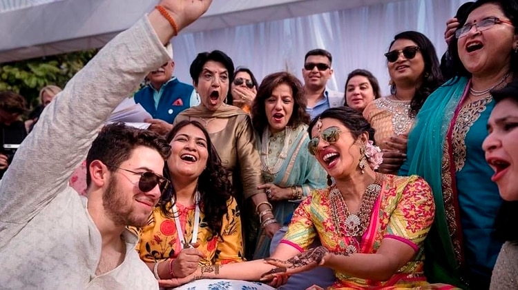 Nick Jonas y Priyanka Chopra en la ceremonia Mehendi (Raindrop Media via AP)