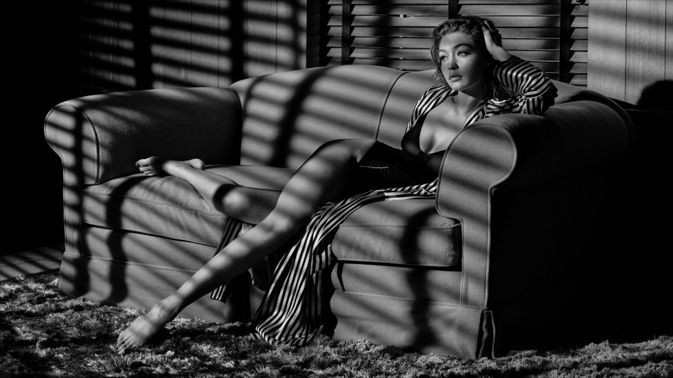 Gigi Hadid en la historia para el calendario Pirelli afronta el rol de una mujer de éxito, pero no está contenta con su vida.