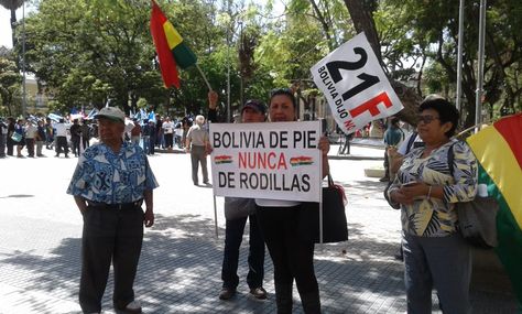 Plataformas ciudadanas protestas por la habilitación del binomio Evo Morales - Álvaro García. Foto. Angélica Melgarejo