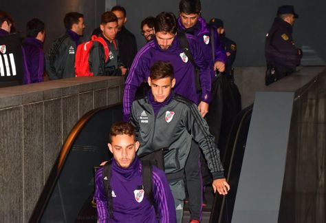 Integrantes de River Plate a su arribo a la capital española. Foto: @DiarioOle 