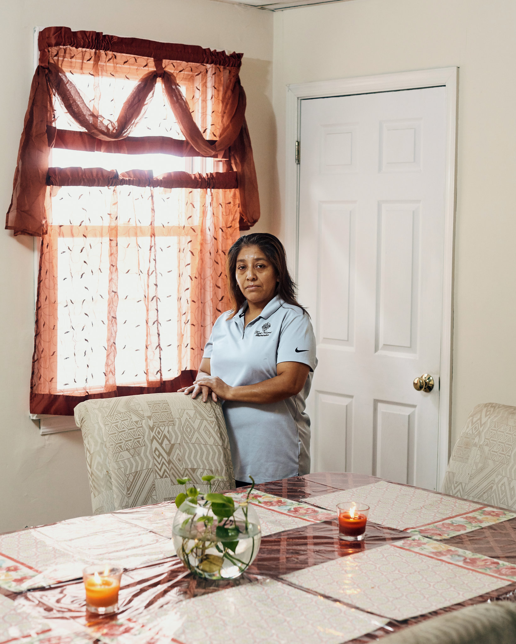 Victorina Morales en su hogar en Bound Brook, Nueva Jersey. Ella se fue de Guatemala en 1999 e ingresÃ³ de manera ilegal en Estados Unidos. ComenzÃ³ a trabajar en el club de golf de Trump en Bedminster, Nueva Jersey, en 2013.