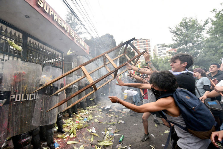 Enfrentamientos entre activistas y policías causa tensión en puertas del TSE. Foto: Pedro Laguna 