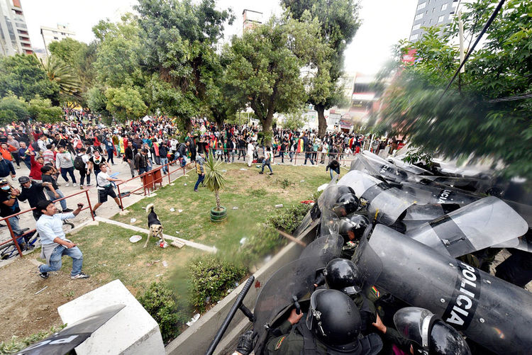 Enfrentamientos entre activistas y policías causa tensión en puertas del TSE. Foto: Pedro Laguna 