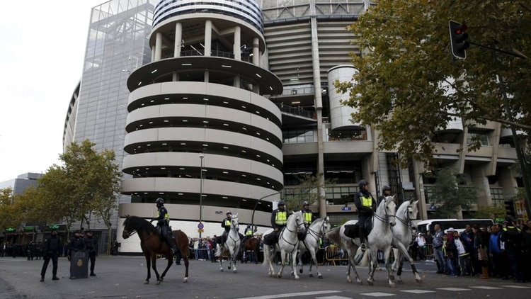 Policías en las inmediaciones del Santiago Bernabéu (AFP)