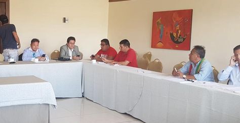 Los cívicos reunidos en Cochabamba momentos antes de que comience su reunión. Foto: Angélica Melgarejo