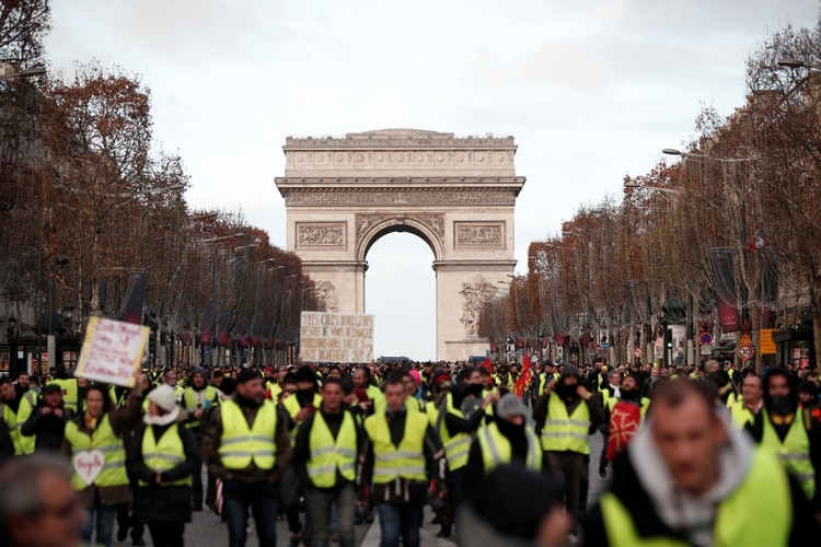 “Chalecos verdes” marchan en los Champs-Elysee este sábado. (REUTERS/Benoit Tessier)