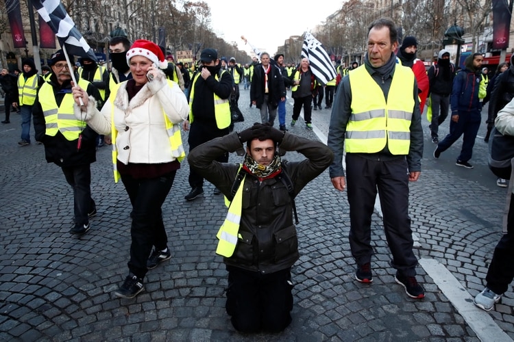 Un manifestante se arrodilla en solidaridad con los estudiantes detenidos tras las protestas (REUTERS/Christian Hartmann)