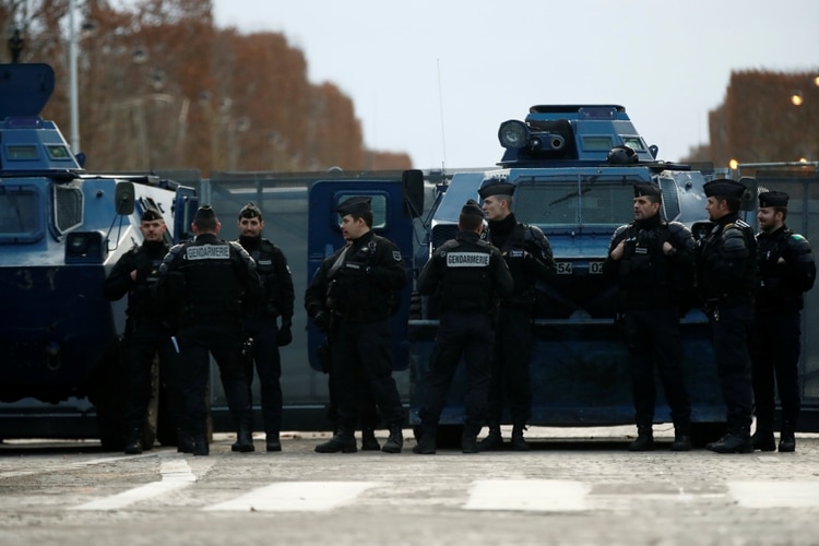 Gendarmes franceses en la avenida de los Champs-Elysees (REUTERS/Christian Hartmann)