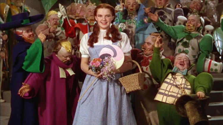 Judy Garland junto a los Munchkin