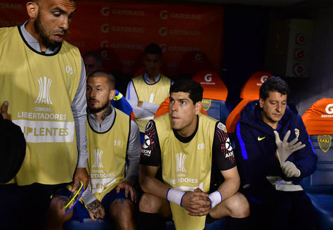 Lampe junto a Tevez y Benedetto en el banco de los suplentes de Boca durante un partido por Libertadores. Foto: Olé