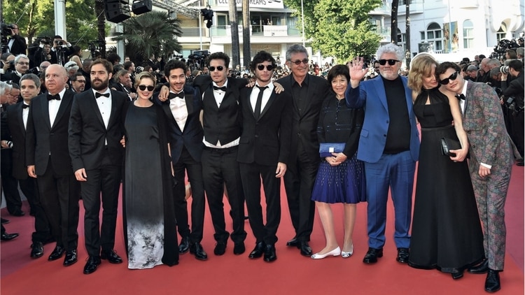 El equipo de “El angel” junto a uno de sus productores, el cineasta español Pedro Almodóvar en Cannes