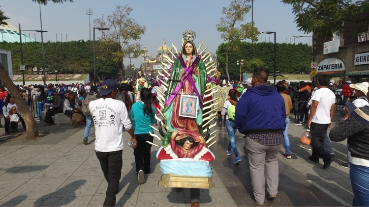Feligreses mexicanos y extranjeros llegan cada año al Templo del Tepeyac para venerar a la Virgen de Guadalupe (Foto: Juan Vicente Manrique/ Infobae México)
