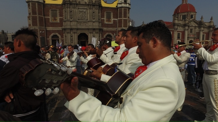 A los fieles les gusta llevarle música a la “Morenita del Tepeyac” (Foto: Juan Vicente Manrique / Infobae México)